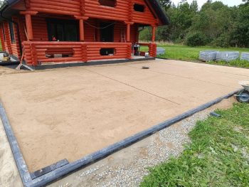 Palkmaja ette tänavakivi paigaldus