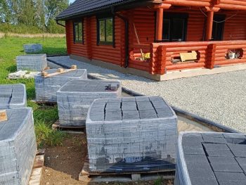 Palkmaja ette tänavakivi paigaldus