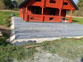 Palkmaja ette tänavakivi paigaldus valmis